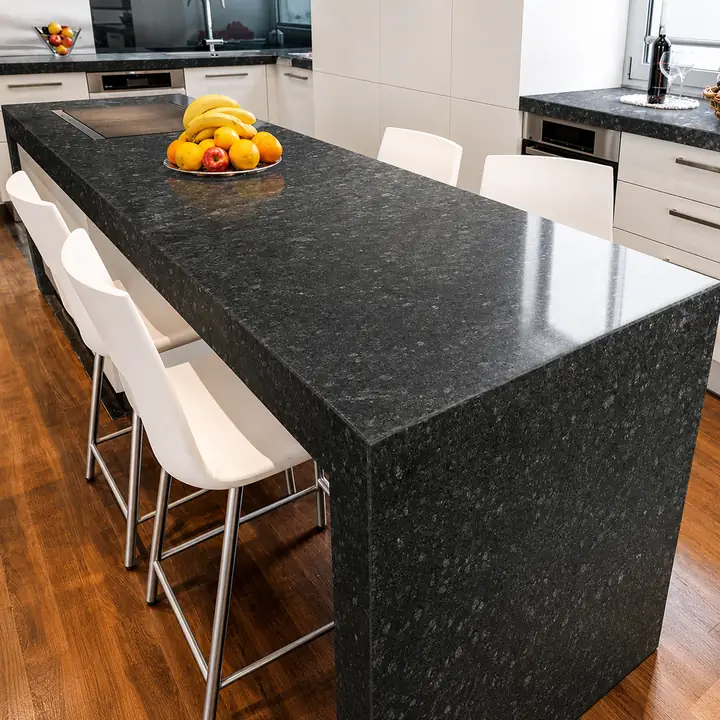 Bancada de granito preto em ilha de cozinha